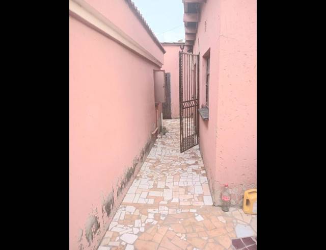 3 BEDROOM HOUSE FOR SALE IN MEADOWLANDS ZONE 1